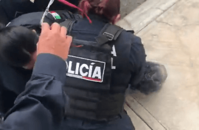 VIDEO | Someten a mujer en Pachuca por falta de licencia de negocio