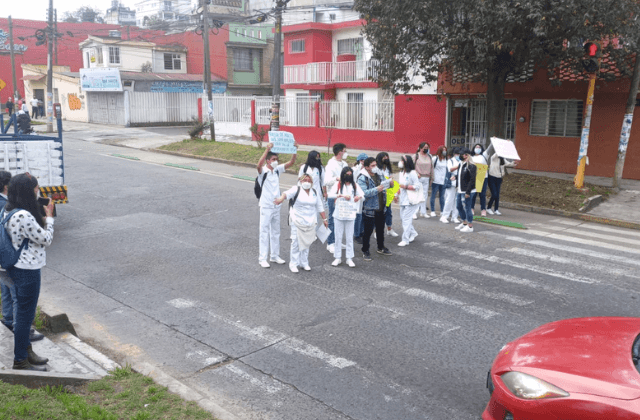 ¡Clases presenciales ya!, protestan alumnos de enfermería UV en Xalapa