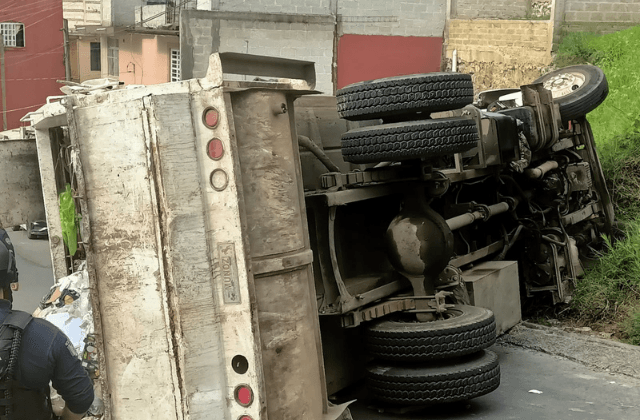 Vuelca camión de limpia pública en colonia de Xalapa