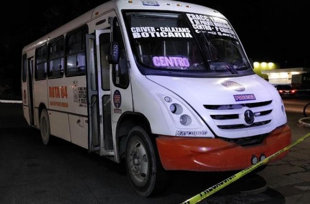 Muere pasajero al caer de autobús en fraccionamiento de Medellín