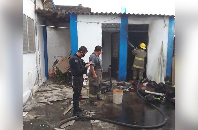 Incendio consume cuarto en casa del centro de Minatitlán