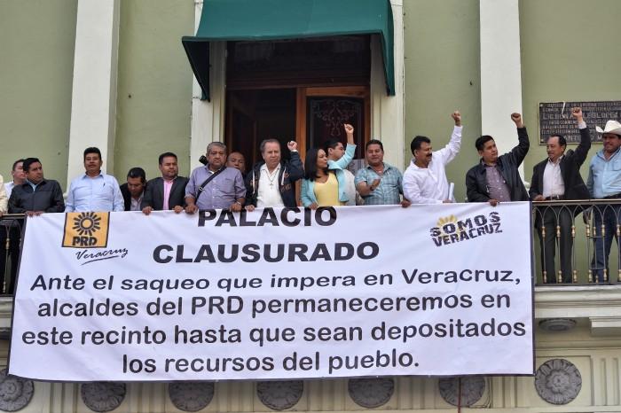 Alcaldes cumplen 48 horas atrincherados en Palacio de Gobierno