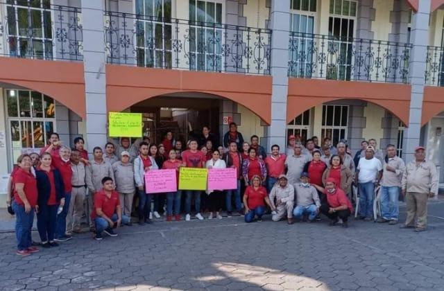 Exigen pagos trabajadores municipales de Soledad de Doblado