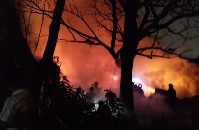 Incendio consume fábrica en Río Blanco durante la madrugada