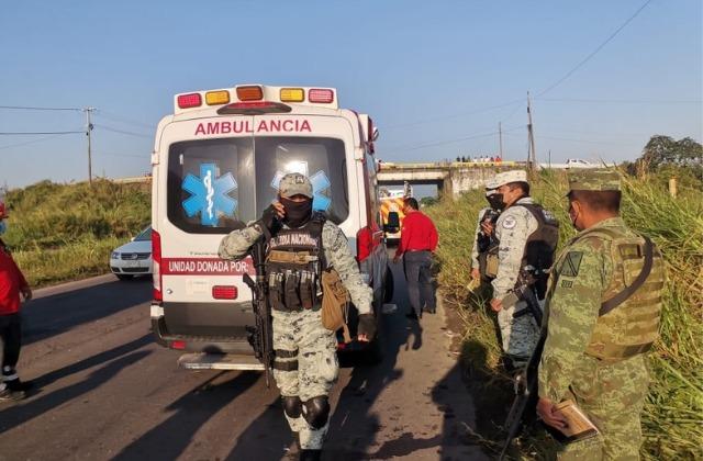 11 lesionados tras choque de camioneta con migrantes, en el sur