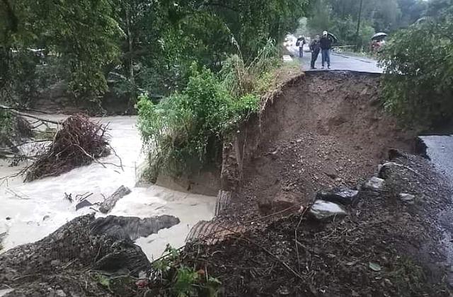 Alerta: Tras desborde de ríos, colapsa carretera en Misantla