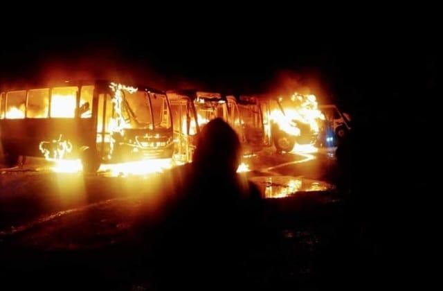 Arde corralón con cinco autobuses en Ixhuatlán del Café