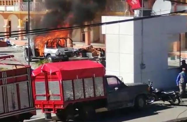 VIDEO: Pobladores queman palacio municipal de Calcahualco y patrulla