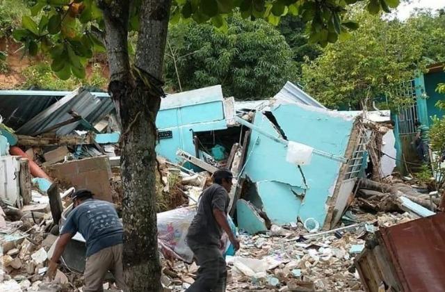 Rescatan a familia a punto de morir sepultada por deslave en Moloacán