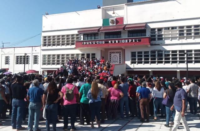Empleados municipales de Coatza exigen fondo de ahorro a alcalde
