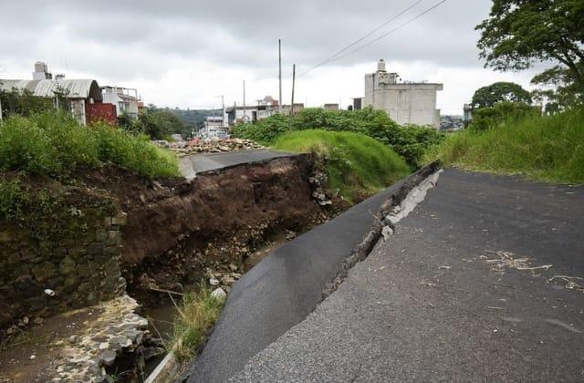 Carreteras destrozadas por “Grace” en Veracruz requieren mil 211 mdp