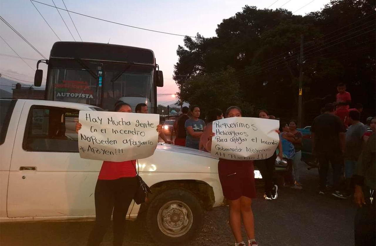 Con bloqueo, habitantes de Nogales piden combatir incendio en Necoxtla