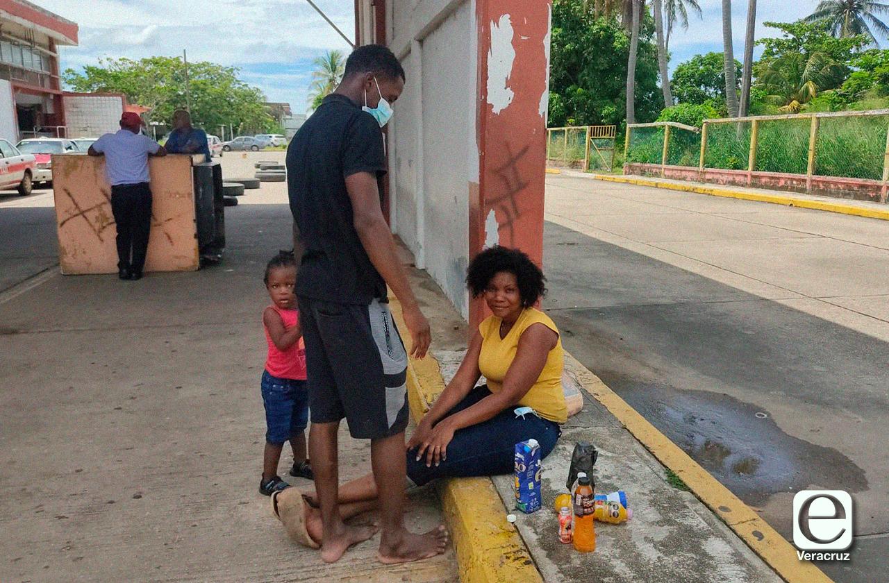  En medio de redadas, familia de Haití cruza Veracruz en ADO 