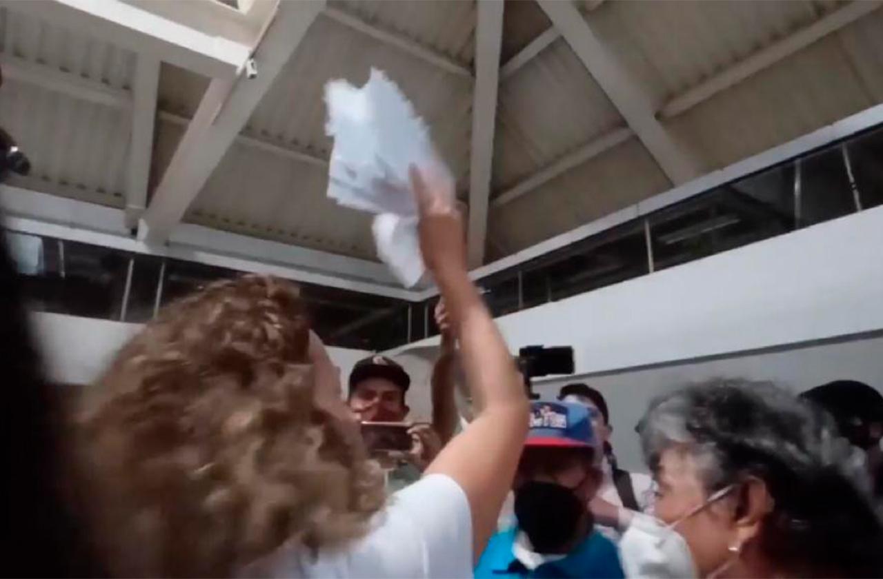  Foráneos en Xalapa votan revocación con hojas de libreta