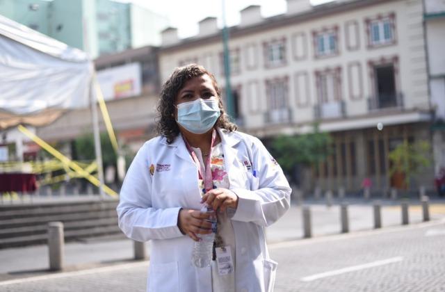 Sin vacunarse, Margarita atiende a personas con ansiedad en Xalapa 