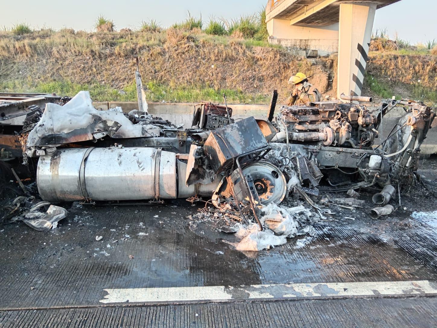 VIDEO: Tráiler vuelca y se incendia en la autopista Veracruz-Puebla