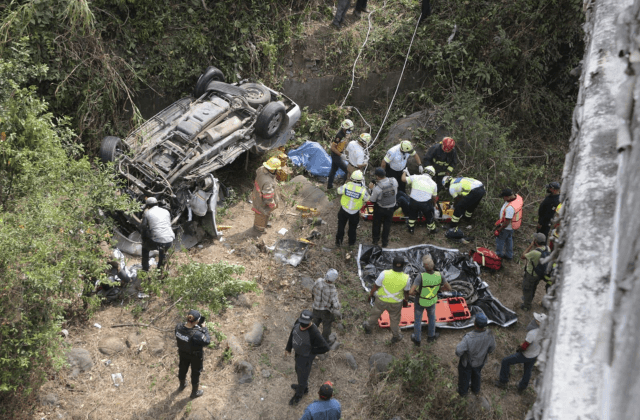 Cae auto con migrantes de puente en Amatlán: 2 muertos y niños heridos
