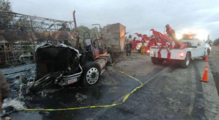 Se incendian autos por accidente en la México-Querétaro