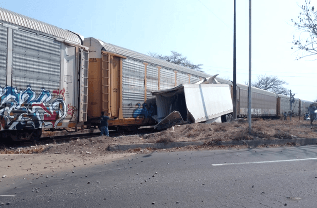 Accidente en la Veracruz-Xalapa; trailer intentó ganarle al tren