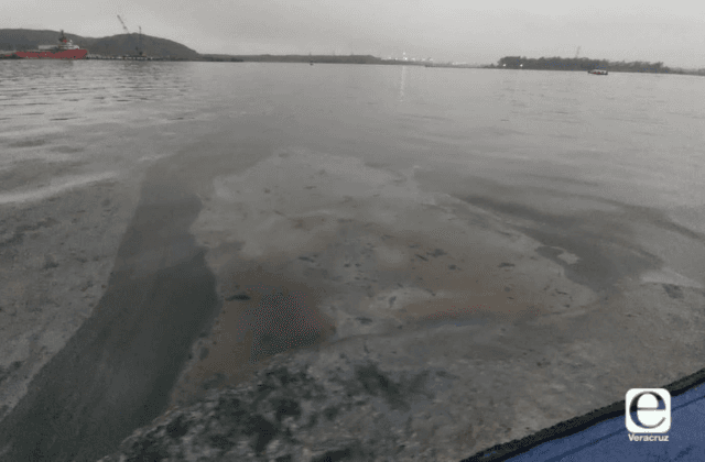 Denuncian contaminación del río Coatza por presunto hidrocarburo
