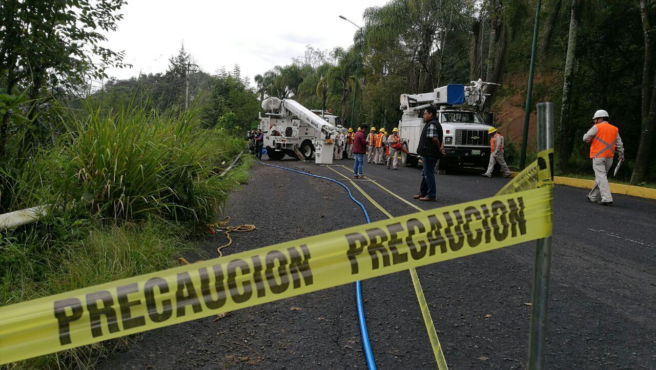 Socavón provoca cierre de carril de la carretera Xalapa-Coatepec