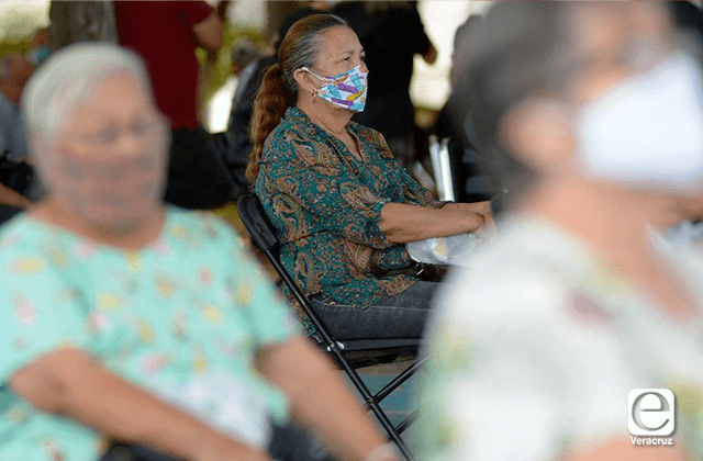 AMLO promete doblar pensiones para adultos mayores de 65