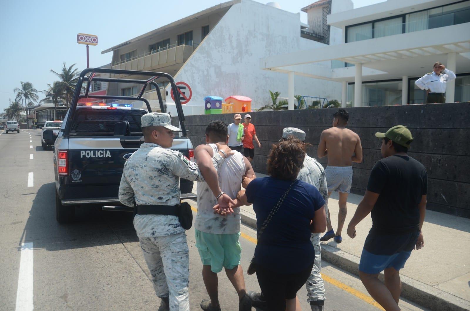 Turistas de CDMX agreden a guardavidas que los cuidaba, en Veracruz