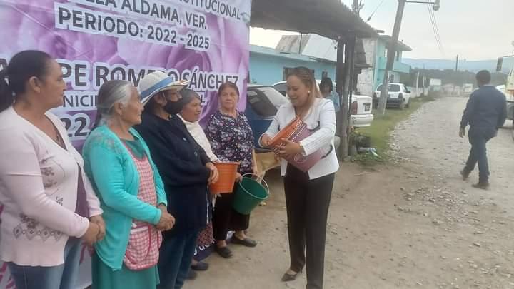 Alcaldesa regala cubetas a mamás de Villa Aldama por Día de las Madres