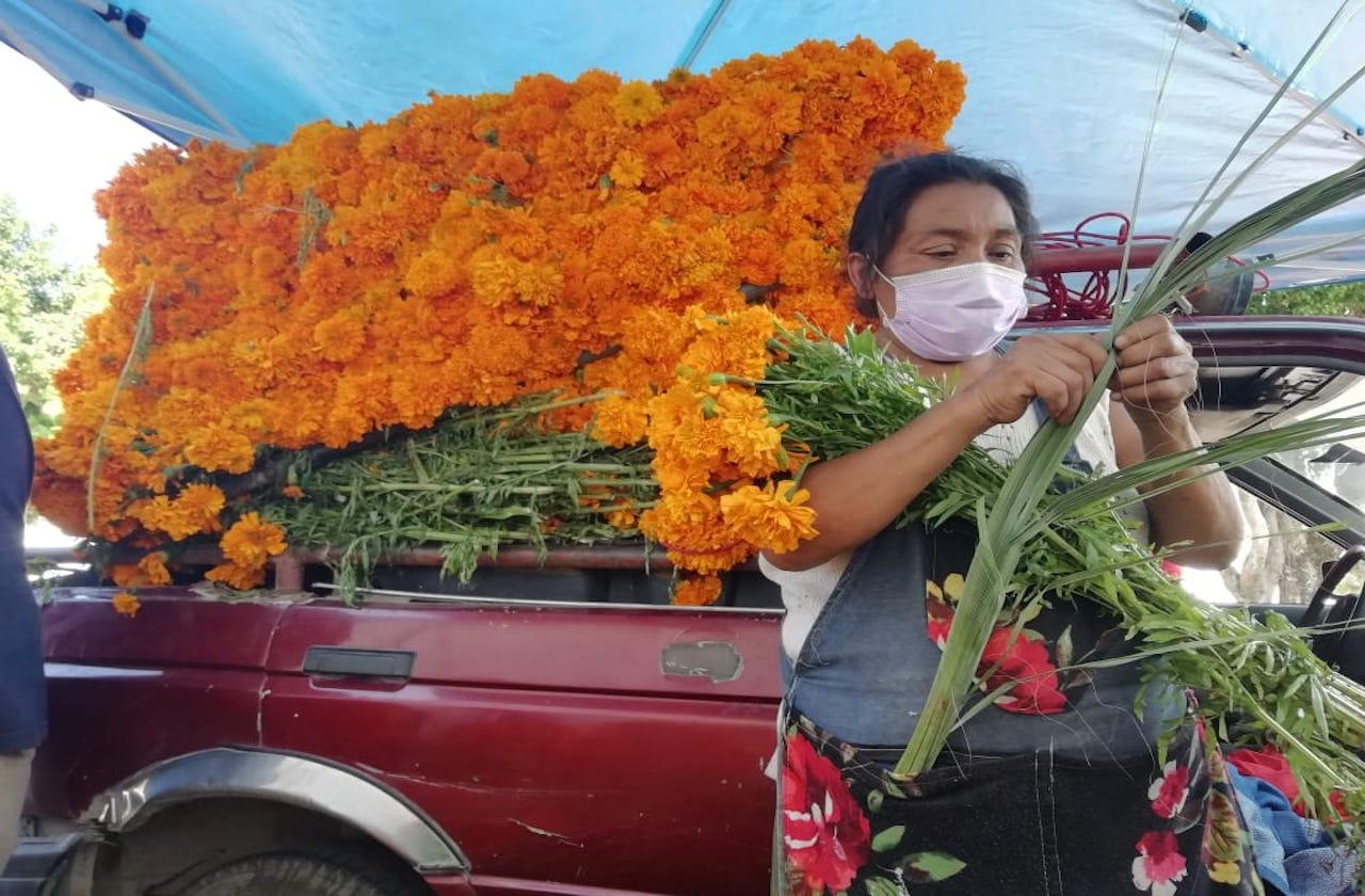 Flor de cempaxúchitl, esperanza de comerciantes en Coatza