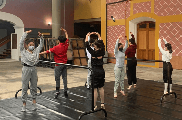 Alumnos de Danza UV toman clase en pasillos; piden clases presenciales