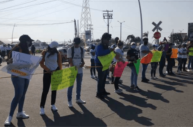 Alumnos del Tec de Alvarado cierran carretera Veracruz-El Tejar