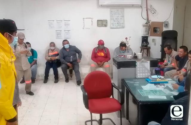 Ante falta de contratos 30x30, se manifiestan trabajadores de Coatza
