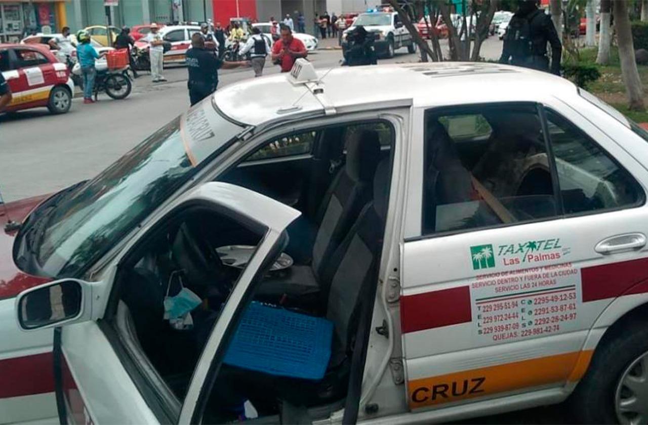 Asalta una tienda, roba un taxi y se estrella en camellón de Veracruz