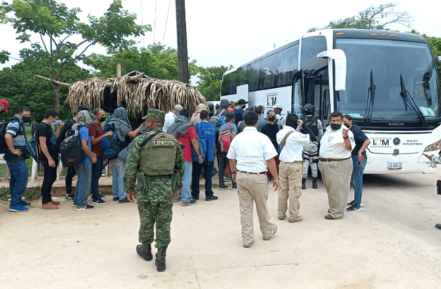 Aseguran 180 migrantes en autobuses turísticos al sur de Veracruz
