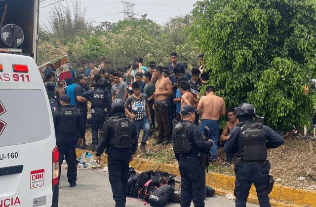 Aseguran camión de carga con 150 migrantes en la Córdoba-Orizaba