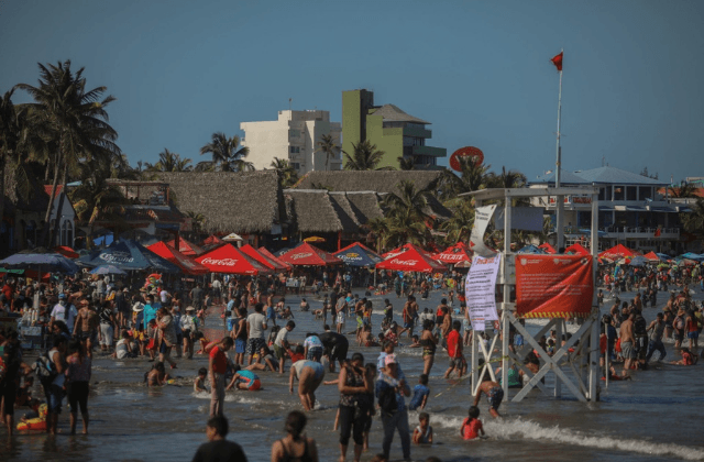 Turistas abarrotan playa Villa del Mar en Veracruz estas vacaiones