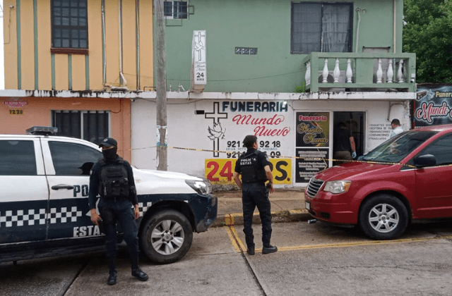 Atacan a balazos a 2 hombres y una mujer en funeraria de Coatzacoalcos