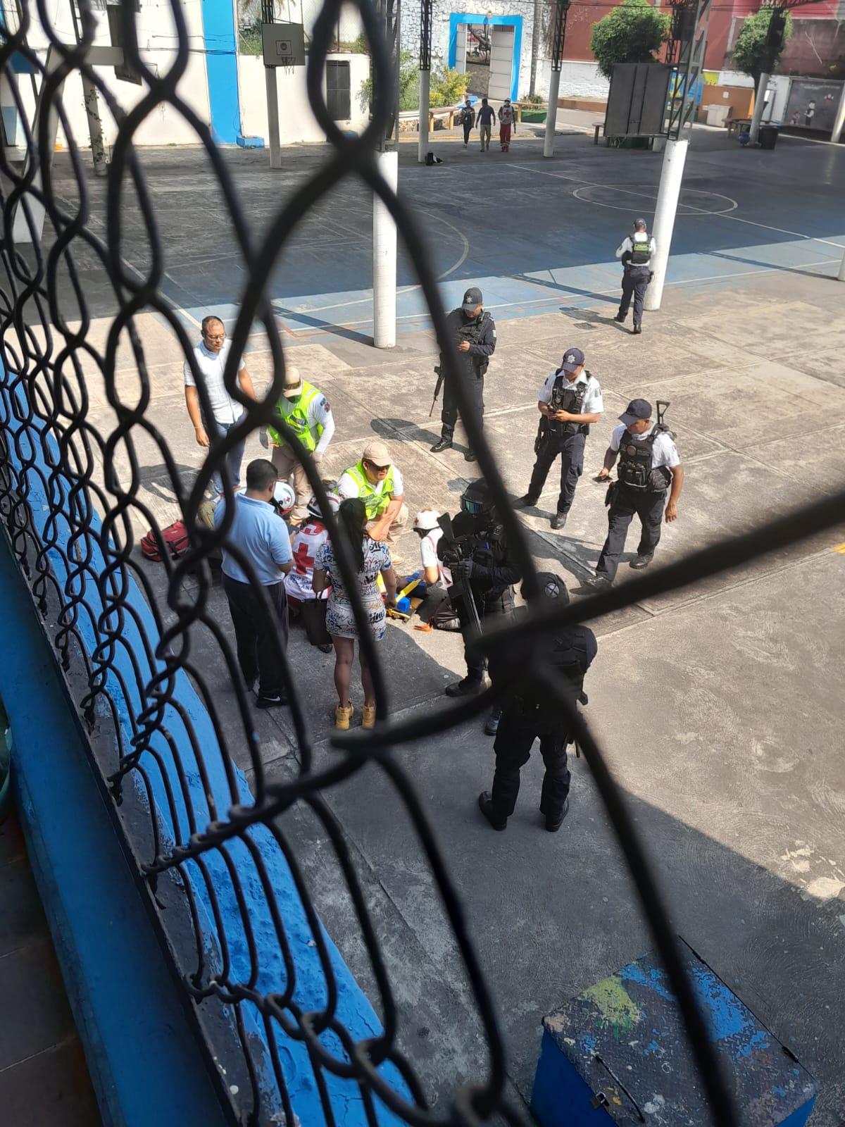 Niño cae de segundo piso de escuela en Córdoba; está grave