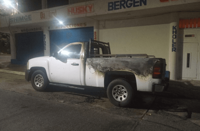 Con todo y nuevo operativo de SEDENA incendian camioneta en Coatza