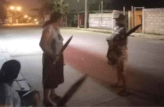 Ante inseguridad, mujeres se arman con machetes en Oteapan