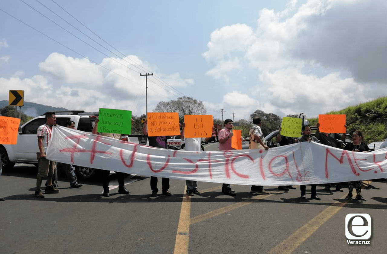 Periodistas toman autopista en el norte, exigen justicia por Elena Ferral 