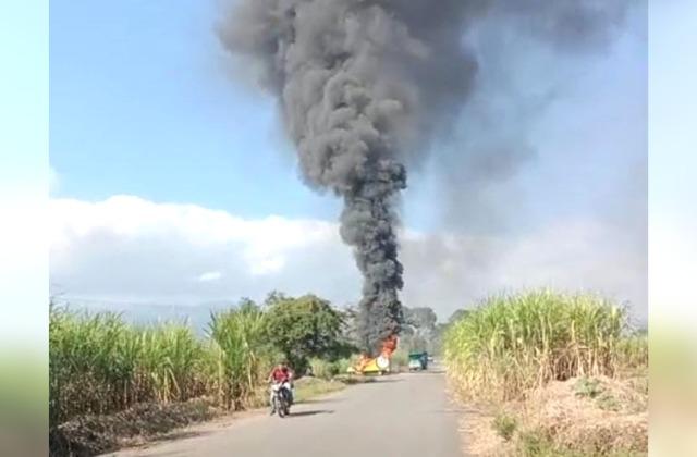 Arde camioneta de Sabritas a media carretera en Cuichapa