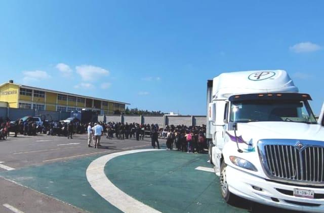 Aseguran camión de carga con 334 migrantes en Alvarado