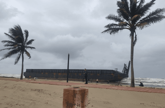 Barcaza encalla en costas de Coatza; transportaba grava para el Tren Maya
