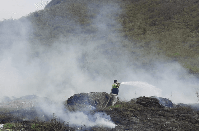 Genera alarma incendio de basurero clandestino en Nogales