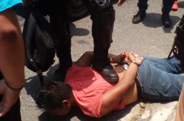 Taxistas someten y amarran a presunto ladrón en Coatza
