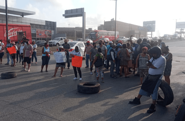 Bloquean avenida en Veracruz puerto por falta de agua en colonia