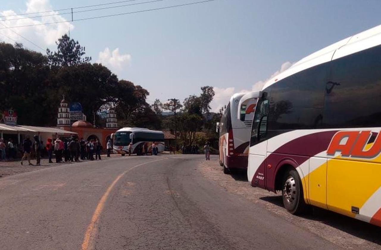 Bloquean la carretera Tehuacán - Orizaba por aumento en tarifas del AU 