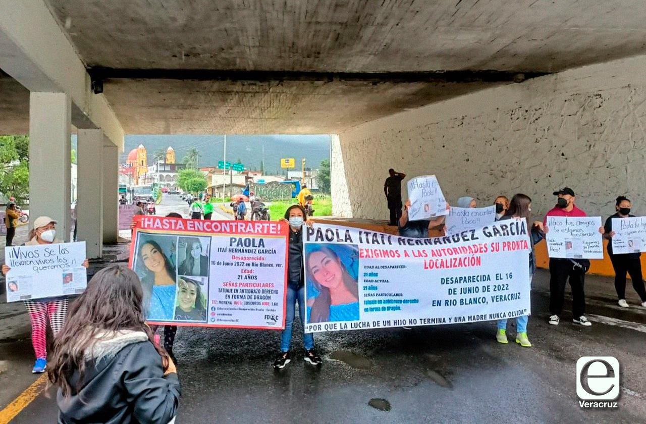 Bloquean puente de Nogales, exigen localización de Paola Itaí