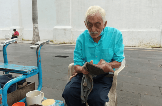 Boleando zapatos, José trabaja a sus 80 años en el zócalo de Veracruz
